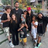 Endlich ist die Familie um Kim Kardashian und Scott Disick wieder vollständig, denn es war eine Weile lang ruhig um Scotts Sohn Mason Disick. Nun präsentiert sich der 13-Jährige wieder mit seinen Cousinen und Cousins in einem coolen, typisch jugendlichen Look. Er trägt ein schwarzes T-Shirt mit Aufdruck, eine mehrfarbige Shorts in Grüntönen und sportliche Sneaker von Jordan. Die Kardashian-Fans sind begeistert von Masons neuem Jugend-Look. "Mason ist jetzt richtig erwachsen", schreibt ein begeisterter Fan.
