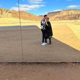 Blickfänger und perfekt geeignet für ein weiteres Foto ist das Konzert- und Konferenzgebäude Maraya, dessen Fassade ganz verspiegelt ist. Verliebt posieren Georgina und Cristiano vor der modernen Architektur in der Wüstenstadt. 