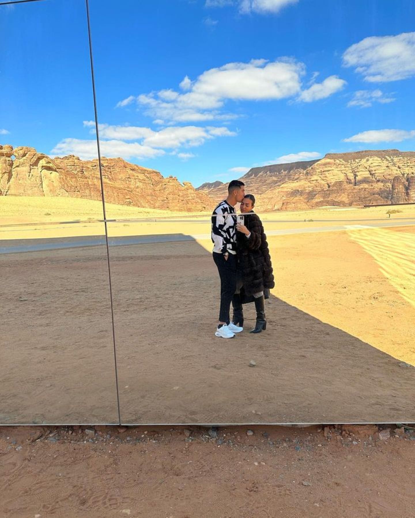 Blickfänger und perfekt geeignet für ein weiteres Foto ist das Konzert- und Konferenzgebäude Maraya, dessen Fassade ganz verspiegelt ist. Verliebt posieren Georgina und Cristiano vor der modernen Architektur in der Wüstenstadt. 