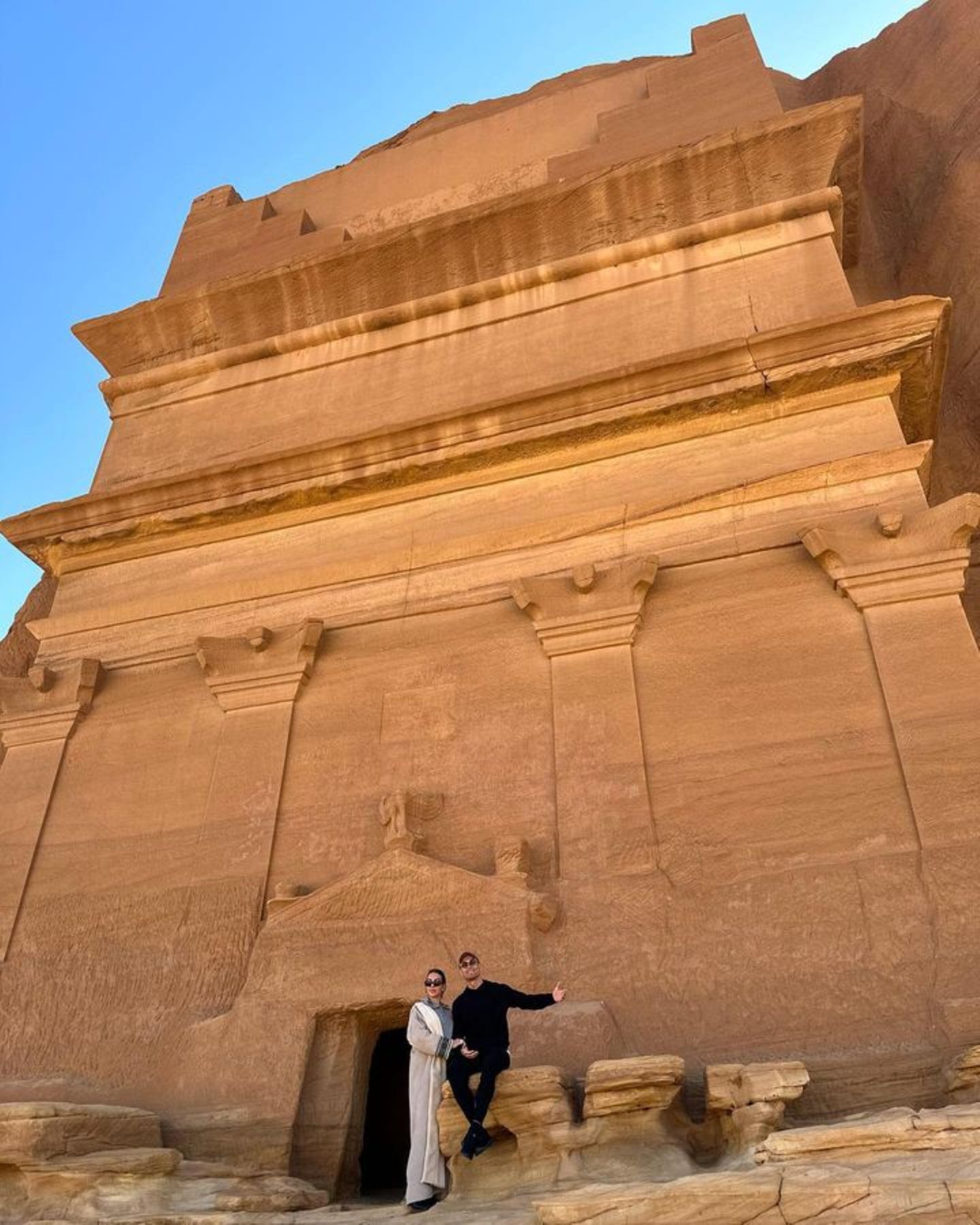 15. Dezember 2023 Georgina Rodríguez und Cristiano Ronaldo genießen eine kurze Auszeit vom Familienalltag und haben sich dafür ein ganz besonderes Reiseziel ausgesucht: In Al-Ula, einer Oase im Nordwesten von Saudi-Arabien, erkundet das Paar unter anderem die beeindruckenden Felsgräber von Hegra. 