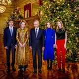 19. Dezember 2023 Die belgische Königsfamilie lädt dieses Jahr anstatt zum großen traditionellen Weihnachtskonzert zu einem Empfang für soziale Organisationen ins Schloss nach Brüssel. Weihnachtsstimmung kommt natürlich trotzdem auf. Prinzessin Elisabeth strahlt mit ihren Eltern und ihren Geschwistern vor einem extragroßen Weihnachtsbaum im festlich geschmückten Schloss. 