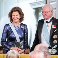 20. Dezember 2023 Kurz vor ihrem 80. Geburtstag zeigt sich Königin Silvia bester Laune an der Seite von König Carl Gustaf. Das Königspaar nimmt heute am festlichen Treffen mit der schwedischen Akademie für Sprache und Literatur in Stockholm teil. 