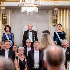 Das schwedische Königspaar bekommt royale Unterstützung von Prinzessin Victoria und Prinz Daniel. Die beiden nehmen neben Silvia und Carl Gustaf ihre Plätze ein. 