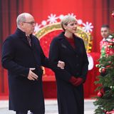 20. Dezember 2023 Auch dieses Jahr freut sich das Fürstenpaar darüber, wieder ein Weihnachtsfest für die Kinder der Hofangestellten im Innenhof des Palasts in Monaco veranstalten zu können. Die weihnachtliche Stimmung kommt sofort rüber. 