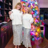 Nur einen Tag zuvor teilen Laura Dern und Reese Witherspoon diesen entzückenden Schnappschuss, der sie im Partnerlook vor dem Weihnachtsbaum zeigt. Auch sie wählen den eleganten Paillettenrock, der sofort für etwas Glamour sorgt.