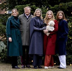 22. Dezember 2023 Kurz vor Weihnachten dürfen sich die Royal-Fans über neue Fotos der niederländischen Königsfamilie freuen. Beim Winter-Fototermin auf Schloss Huis ten Bosch in Den Haag zeigen sich Königin Máxima und ihre Familie bestens gelaunt. 