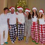 24. Dezember 2023 Familie Beckham macht es sich an Weihnachten so richtig gemütlich! In Pyjamahosen mit T-Shirts und roten Mützen grüßen Cruz, David, Brooklyn, Victoria, Nicola und Harper (v.l.) aus dem warmen Miami, Florida. Nur Sohn Romeo fehlt noch.
