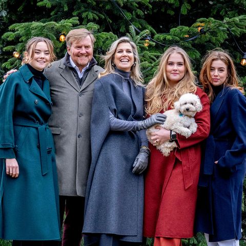 Prinzessin Ariane, König Willem-Alexander, Königin Máxima, Prinzessin Amalia und Prinzessin Alexia mit Hund Mambo
