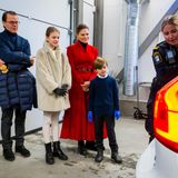 24. Dezember 2023 Jedes Jahr besucht die schwedische Kronprinzessinnenfamilie eine Einrichtung des öffentlichen Dienstes, die natürlich auch an den Feiertagen Bereitschaft haben. Dieses Mal besuchen Victoria, Daniel, Estelle und Oscar das Zollamt in Stockholm, wo sie sich die Arbeit der Beamt:innen erklären lassen.
