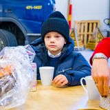 Bevor Oscar und die fleißige Familie dann später ihren eigenen Heiligabend zuhause feiern können, gibt es im Stockholmer Zollamt noch Weihnachtskaffee, Gebäck und Orangen. Der kleine Prinz sieht allerdings so aus, als würde er darauf lieber verzichten, um ganz schnell unterm Weihnachtsbaum nach seinen Geschenken zu schauen. Na, dann ... God jul!