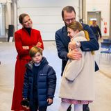 Und Umarmungen gibt es auch für Prinzessin Estelle. 