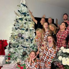 Nicole Scherzinger feiert Weihnachten mit der Familie in England. Auf Instagram teilt die Sängerin diesen niedlichen Schnappschuss mit ihren Fans und schreibt: "Ich bin so dankbar, dass meine Familie mit mir hier sein kann!"