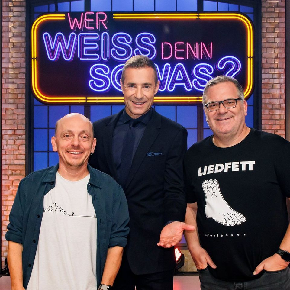 "Wer weiß denn sowas XXL": Moderator Kai Pflaume (M.) und die beiden Teamkapitäne Bernhard Hoëcker (l.) und Elton (r.)