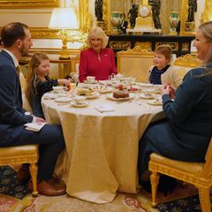 20. Dezember 2023 Kurz vor Weihnachten lädt Königin Camilla zu einer ganz besonderen Tea Party auf Schloss Windsor: Die siebenjährige Olivia Taylor und ihre Familie dürfen die britische Royal im Palast besuchen. 