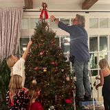 Zuvor hilft die ganze Familie beim Schmücken des Weihnachtsbaums. Zusammen mit Stiefvater Kurt Russell, Mama Goldie Hawn und den Kids hängt Kate Hudson die Kugeln in die schöne Tanne. 