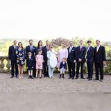 Ein Highlight des Jahres: Prinz François wird getauft und dafür kommt die ganze Familie zusammen. Großherzogin Maria Teresa hält ihr jüngstes Enkelkind während des Fototermins glücklich in den Armen. 