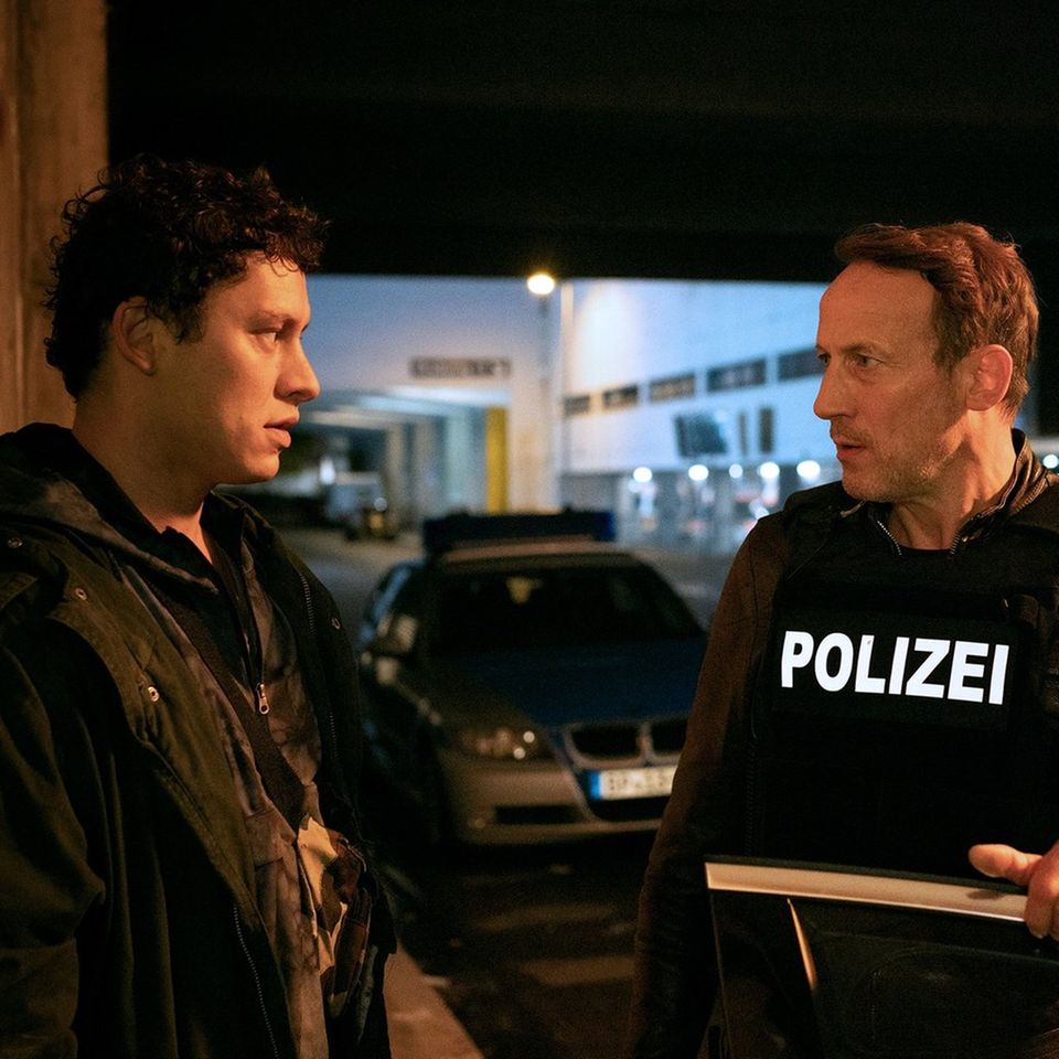 "Tatort: Was bleibt": Was will Denis (Malik Blumenthal, l.) von Falke (Wotan Wilke Möhring)?