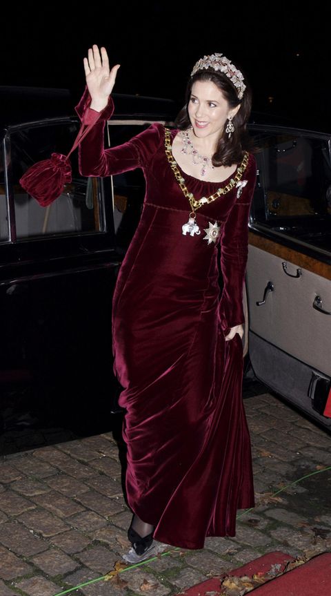 Kronprinzessin Mary: Hingucker-Auftritt im roten Samtkleid | GALA.de