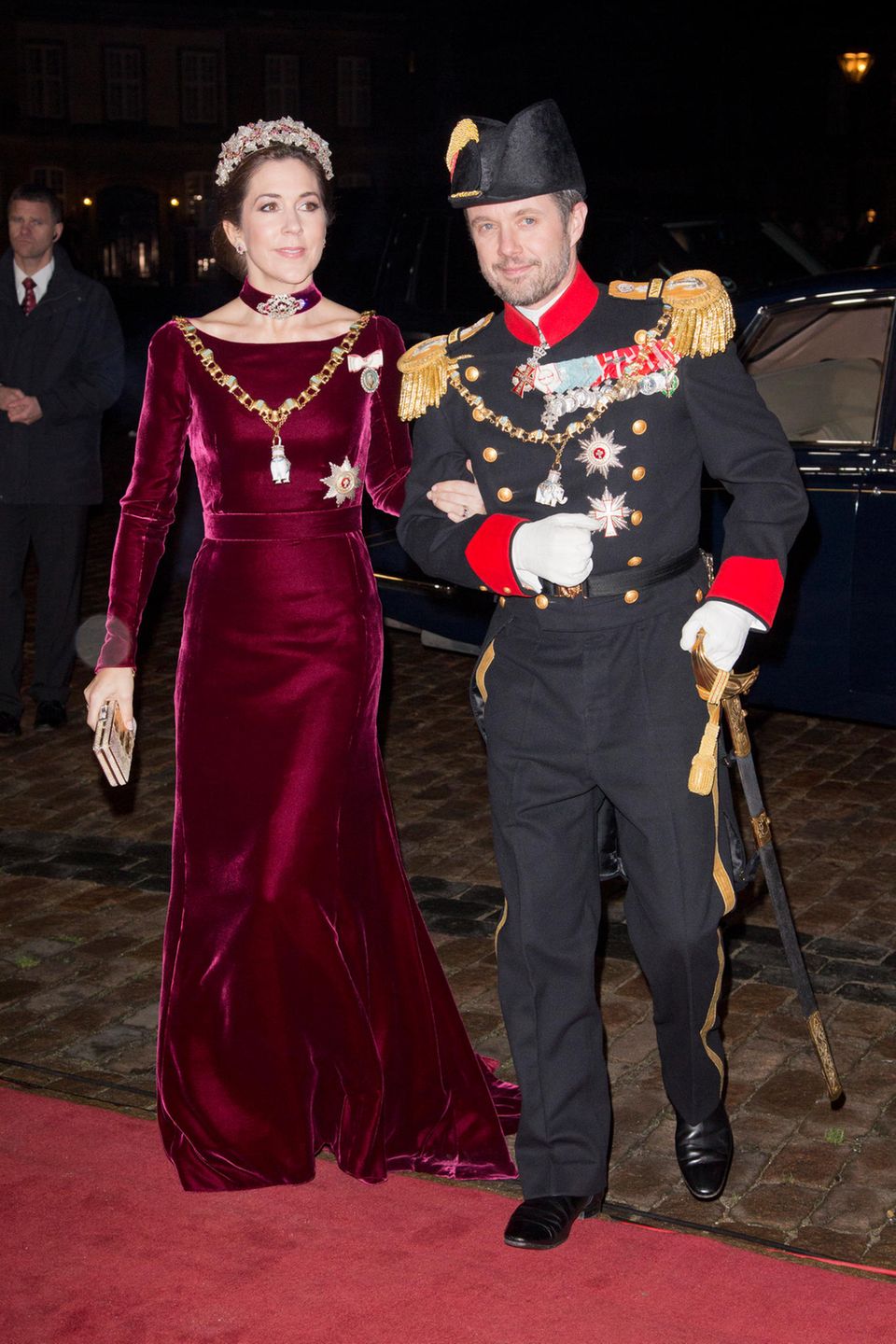 Kronprinzessin Mary: Hingucker-Auftritt im roten Samtkleid | GALA.de