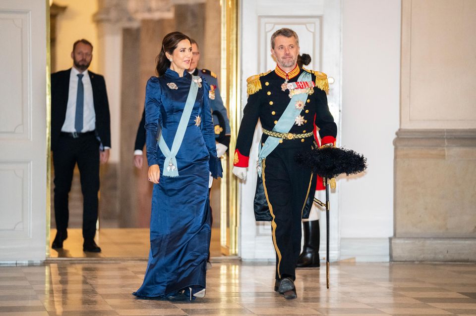 Wow! In dieser royalblauen Satinrobe – die Mary hier zum fünften Mal trägt – wirkt die gebürtige Australierin schon jetzt wie eine Königin.