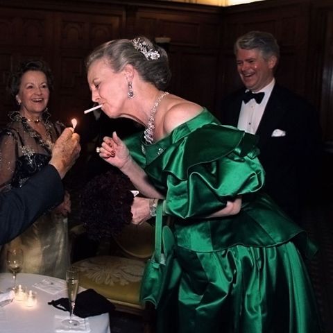 1999 Eine rauchende Königin? Für viele Gäste eines Gala-Dinners in New York ein seltener Anblick.