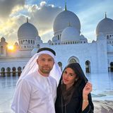 Beeindruckender könnte die Kulisse kaum sein, vor der Julian und Sarah Engels auf ihrer Reise nach Abu Dhabi posieren: Die Scheich-Zayid-Moschee ist eine der größten der Welt und nicht nur bei untergehender Sonne ein traumhaftes Motiv für ein Erinnerungsfoto.