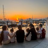 Für viele bleibt es nur ein Traum, sich mit ihren Kindern einen wunderschönen Sonnenuntergang in einem Jachthafen mit Blick auf die Skyline von Dubai anzuschauen. Für Bushido ist es das "echte Leben" und dieses Bild seiner Kids ein echtes Highlight im Fotoalbum der Familie Ferchichi.