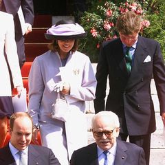 1999 Fürst Rainier (†) feiert im Mai sein 50-jähriges Regierungsjubiläum und wird dabei von seinen Kindern Fürst Albert und Prinzessin Caroline sowie deren Ehemann Prinz Ernst August von Hannover begleitet.