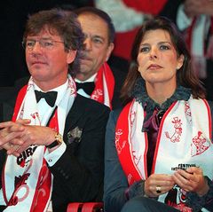 2000 Ein Thema, das den Grimaldis am Herzen liegt: Prinz Ernst August und Prinzessin Caroline besuchen im Januar die Abschlussvorstellung der Künstler:innen, die am Internationalen Zirkusfestival von Monaco teilgenommen haben. 