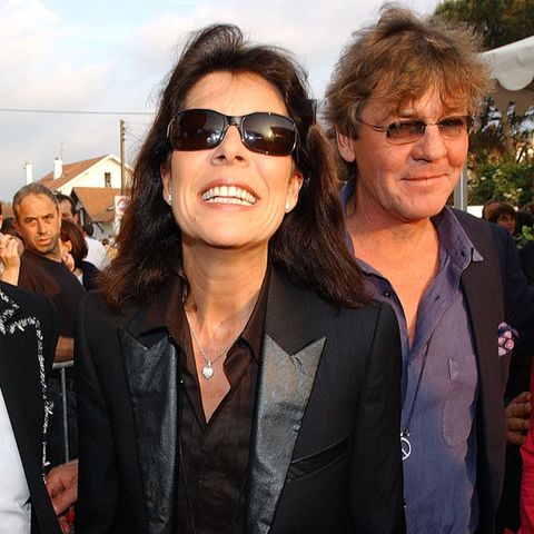 2004 Karl Lagefeld und Prinzessin Caroline verbindet eine enge Freundschaft, und auch Prinz Ernst August scheint sich mit dem Modeschöpfer zu verstehen. Bestens gelaunt besucht das Trio im Mai ein Konzert des britischen Rockstars Elton John in der Arena von Bayonne im Südwesten Frankreichs.