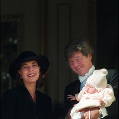 1999 Früh übt sich! Rund vier Monate nach ihrer Geburt nimmt Prinzessin Alexandra von Hannover am 19. November ihren ersten Nationalfeiertag wahr. Ihren stolzen Eltern steht das Glück ins Gesicht geschrieben.