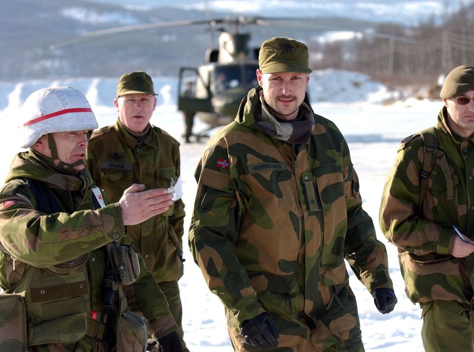 Prinz Haakon bei einer Militärübung im Winter 2004.
