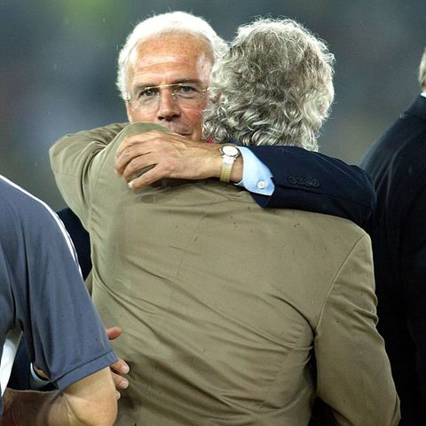 Franz Beckenbauer (h.) umarmt Rudi Völler im Jahr 2002.