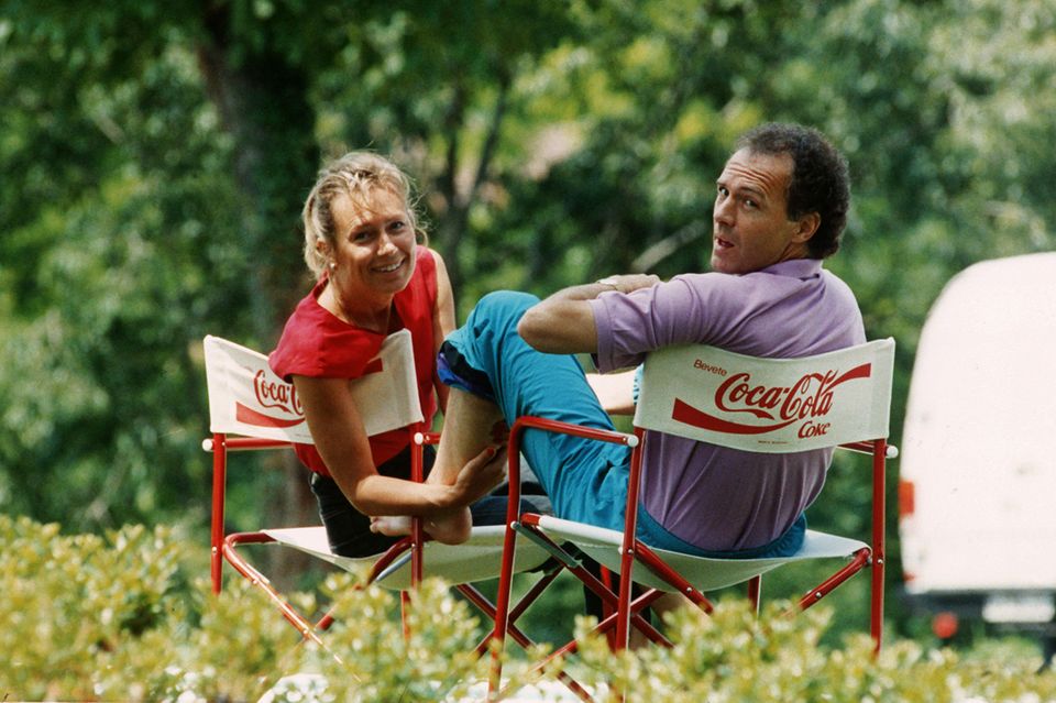 Sybille und Franz Beckenbauer am Rande der Fußballweltmeisterschaft in Italien 1990 im WM-Quartier in Erba.