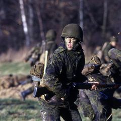 1986 Im Mai hat Prinz Frederik seinen 18. Geburtstag gefeiert. Wenig später begann er seine umfassende militärische Ausbildung. Im Laufe der Jahre schaffte es der Thronfolger vom Rekruten zum Hauptmann der Reserve – Disziplin scheint ihm demnach nicht fremd zu sein.