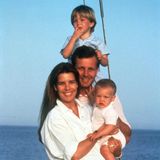 August 1987 Ein privater Einblick in den Familienurlaub von Caroline von Monaco und ihrem Ehemann Stefano Casiraghi. Zusammen mit seinen Kindern Andrea und Charlotte posiert das glückliche Ehepaar auf einer Jacht. Caroline ist zu diesem Zeitpunkt hochschwanger mit Baby Nummer drei.