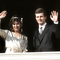 Dezember 1983 Sie haben "Ja" gesagt! Prinzessin Caroline von Monaco und Stefano Casiraghi winken nach ihrer Hochzeit vom Balkon des Fürstenpalastes in Monte-Carlo.