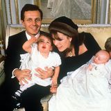 Dezember 1987 Auch bei Adligen geht es manchmal chaotisch zu: Prinzessin Caroline und Stefano Casiraghi posieren nach der Taufe Nesthäkchen Pierre mit ihren Kindern.