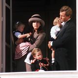 November 1989 Prinzessin Caroline von Monaco und Stefano Casiraghi nehmen wie jedes Jahr mit ihren Kindern Andrea, Charlotte und Pierre am monegassischen Nationalfeiertag teil und winken aus einem Fenster des Fürstenpalastes. Dass jener Feiertag Stefanos Letzter sein würde, das ahnte zu diesem Zeitpunkt niemand.