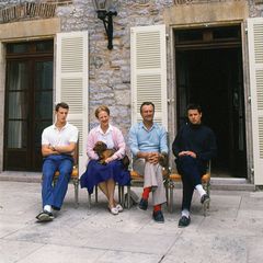 1988 Den Sommer verbringen Königin Margrethe und Ehemann Prinz Henrik mit ihren Söhnen Prinz Joachim sowie Prinz Frederik auf ihrem Anwesen Château Cayx in der Weinregion von Cahors, Südfrankreich. Doch der royale Urlaub nimmt eine aufsehenerregende Wendung, ...