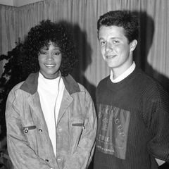 1988 Das Jahr hat aber auch ein echtes Highlight für den jungen Kronprinzen zu bieten: Vor einem Konzert in Kopenhagen trifft Frederik Whitney Houston, der 20-Jährige lächelt neben der Soul-Diva schüchtern in die Kamera.