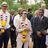 Sir Timothy Laurence begleitet Prinzessin Anne zum Besuch eines Umsiedlungsdorfs am Halo Trust-Standort in Muhamalai.