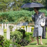 Der Schirm schützt Prinzessin Anne bei der Besichtigung des Commonwealth War Graves Commission Jawatte Friedhofs vor der prallen Sonne. 