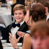 Prinz Vincent wirkt beim Gala-Bankett anlässlich Prinz Christians 18. Geburtstag ganz erwachsen in seinem schicken Anzug mit Fliege. 