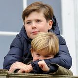 Prinz Christian nimmt seinen jüngeren Bruder Vincent liebevoll in den Arm. Bei der traditionellen Hubertusjagd schauen die Brüder vom Balkon aus zu. 