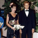 August 1988 Egal, wo Caroline von Monaco und Stefano Casiraghi zusammen auftauchen – bewundernde Blicke sind ihnen sicher. So wie beim 40. Rotkreuz-Gala im Festivalpalast von Monaco.