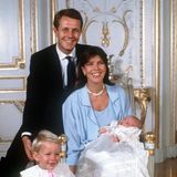 September 1986 Charlotte Casiraghi wird getauft! Überglücklich lächeln die stolzen Eltern und der große Bruder Andrea beim offiziellen Tauffoto in die Kamera.