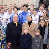 13. Januar 2024 Die monegassische Fürstenfamilie schaut sich die Parade des 46. internationalen Zirkusfestivals von Monte-Carlo an. Hier stehen Fürstin Charlène, Fürst Albert II und ihre Kinder für ein offizielles Foto mit den Schausteller:innen und anderen Beteiligten des mehrtägigen Events vor der Kamera. 