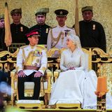 14. Januar 20024 Inmitten der insgesamt zehntägigen Hochzeitsfeierlichkeiten hat der Prinz von Brunei seine Braut offiziell zur Ehefrau genommen. Während der festlichen Prozession durch Bruneis Hauptstadt ist der Prinz ganz besonders von seiner Liebsten fasziniert. Berichten zufolge soll er Anisha Isa Kalebic ins Ohr geflüstert haben: "Ich liebe dein Kleid." Und das zu Recht! Sie sieht in dem hochgeschnittenen, traditionellen Kleid mit einer Kette, die einen großen Diamanten ziert, glamourösen Diamantohrringen, einem eleganten Diadem und einem verzierten Schleier absolut hinreißend aus.