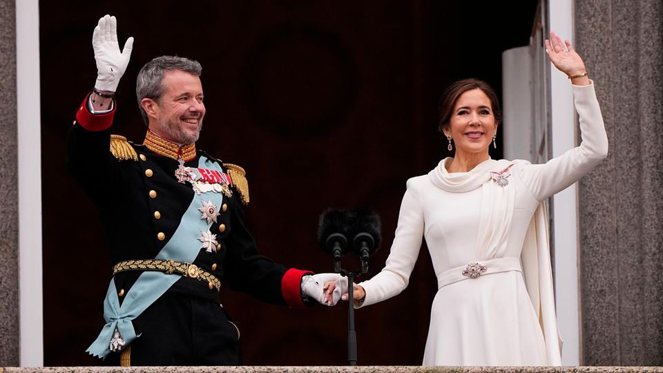 König Frederik und Königin Mary bei der Proklamation auf dem Balkon von Schloss Christiansborg